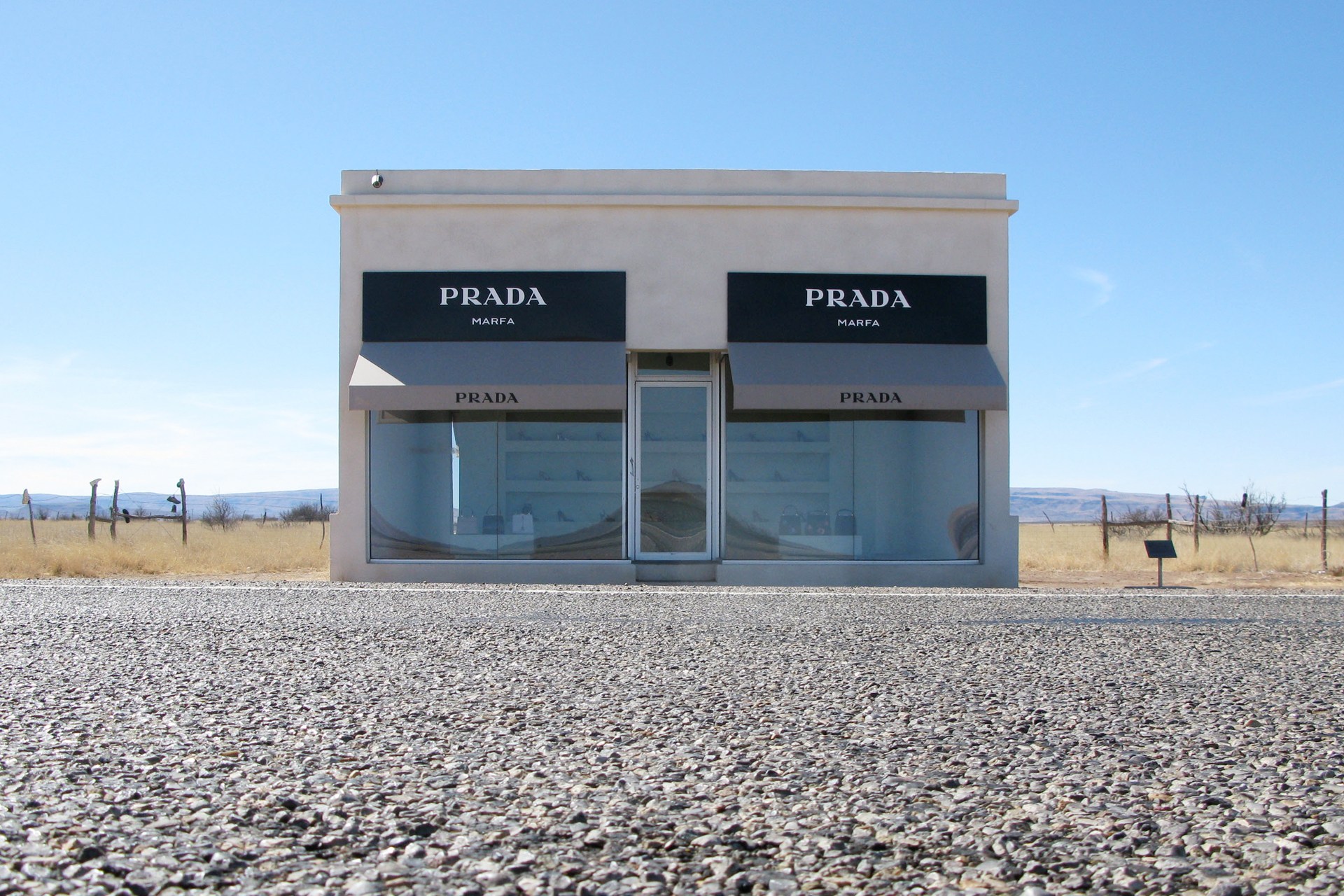 Marfa paris. Prada Marfa. Магазин Прада в пустыне. Marfa. Endo Marfa.