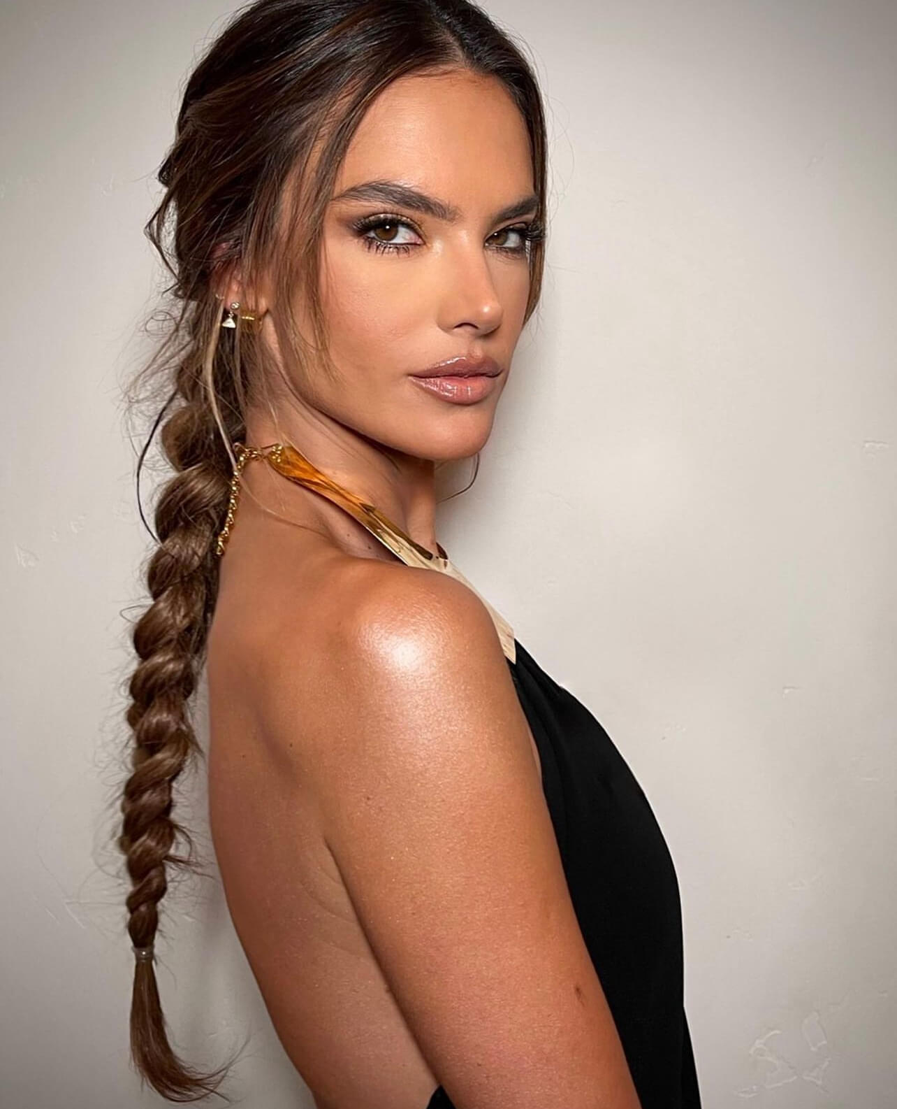 Η Alessandra Ambrosio με χαμηλή πλεξούδα