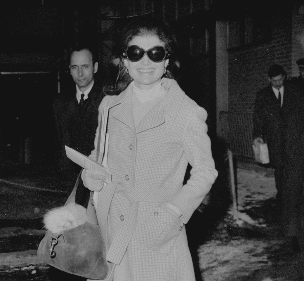 H Jacqueline Kennedy Onassis στο Αεροδρόμιο Kennedy.