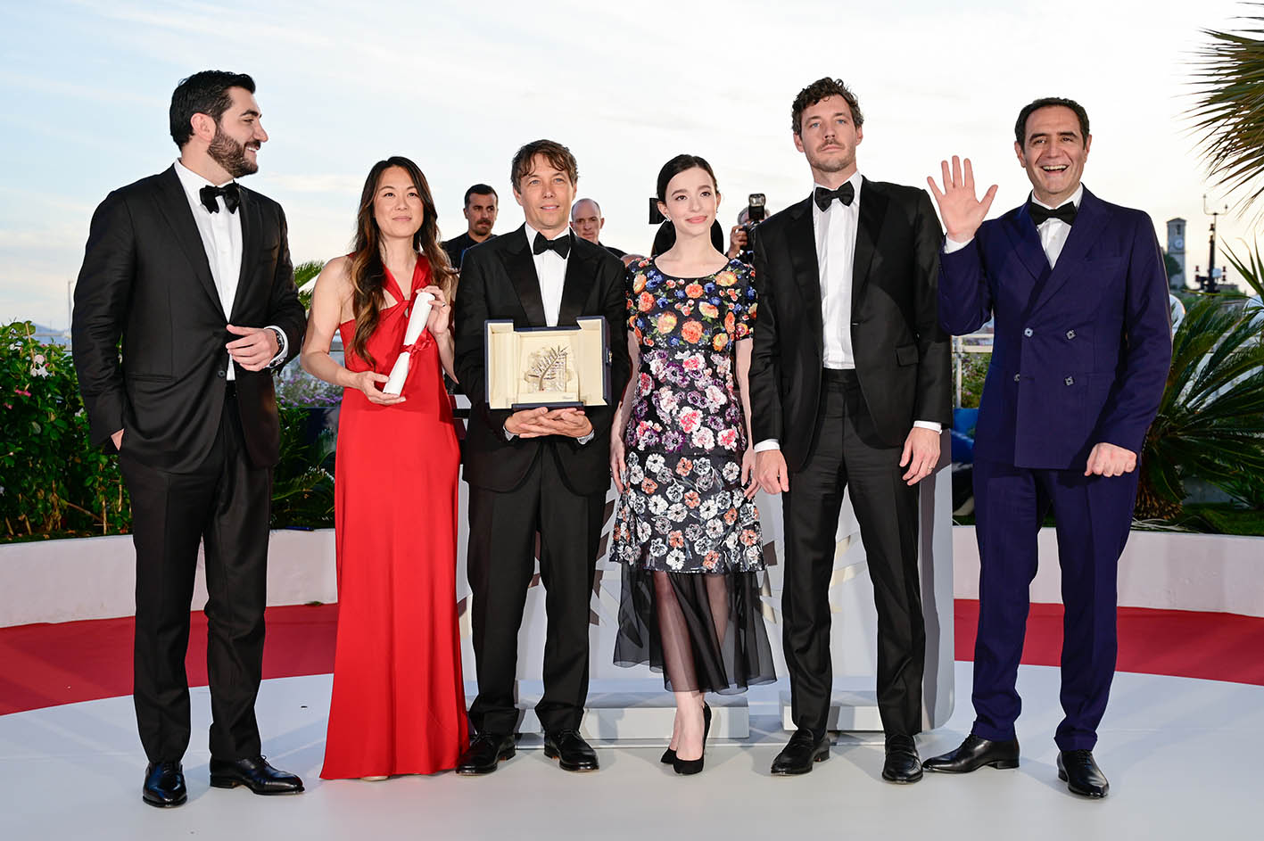 Όλοι οι συντελεστές της ταινίας 'Anora', που κέρδισε το Palme d'Or στο 77ο Φεστιβάλ των Καννών, στις 25 Μαΐου 2024. France. 