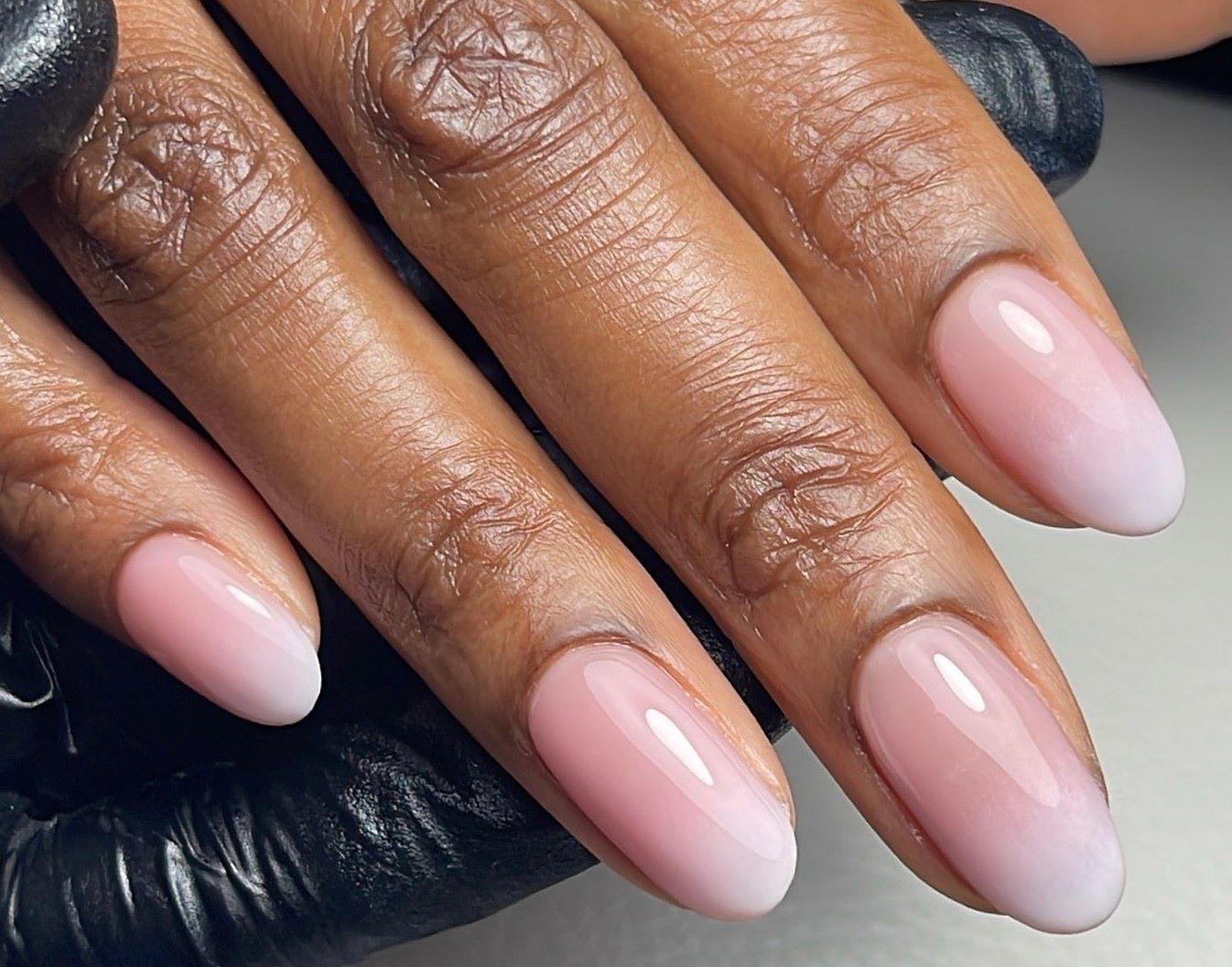 Fombré Nails: Η νέα αγαπημένη τεχνική μανικιούρ