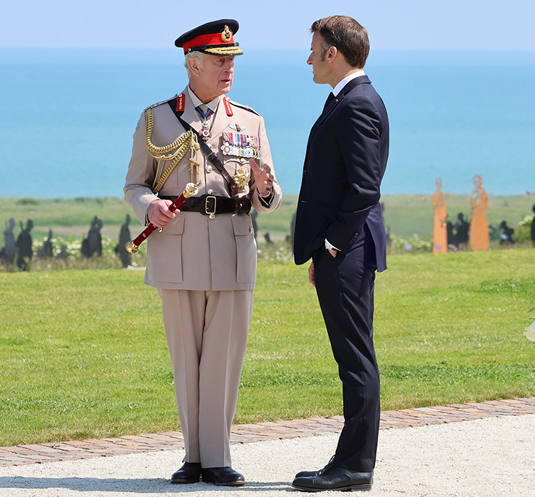 O Βασιλιάς Κάρολος, ο Πρωθυπουργός της Γαλλίας Emmanuel Macron στην εκδήλωση του Υπουργείου Άμυνας και της Βασιλικής Βρετανικής Λεγεώνας στο παραθαλάσσιο βρετανικό μνημείο της Νορμανδίας για τα 80 χρόνια στις 6 Ιουνίου 2024 στην περιοχή Ver-Sur-Mer, στη Γαλλία.