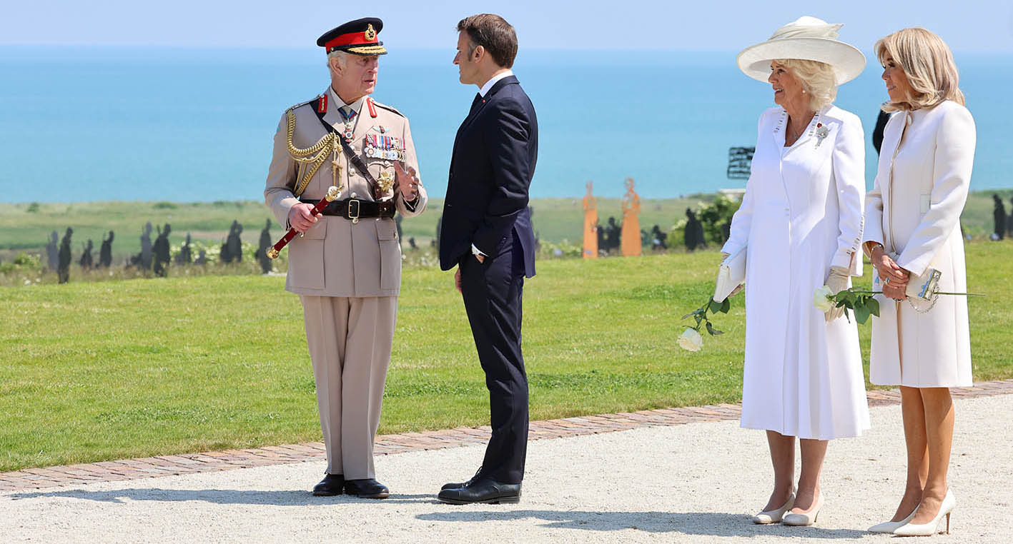O Βασιλιάς Κάρολος, ο Πρωθυπουργός της Γαλλίας Emmanuel Macron, η Βασίλισσα Camilla και η Brigitte Macron στην εκδήλωση του Υπουργείου Άμυνας και της Βασιλικής Βρετανικής Λεγεώνας στο παραθαλάσσιο βρετανικό μνημείο της Νορμανδίας για τα 80 χρόνια στις 6 Ιουνίου 2024 στην περιοχή Ver-Sur-Mer, στη Γαλλία.