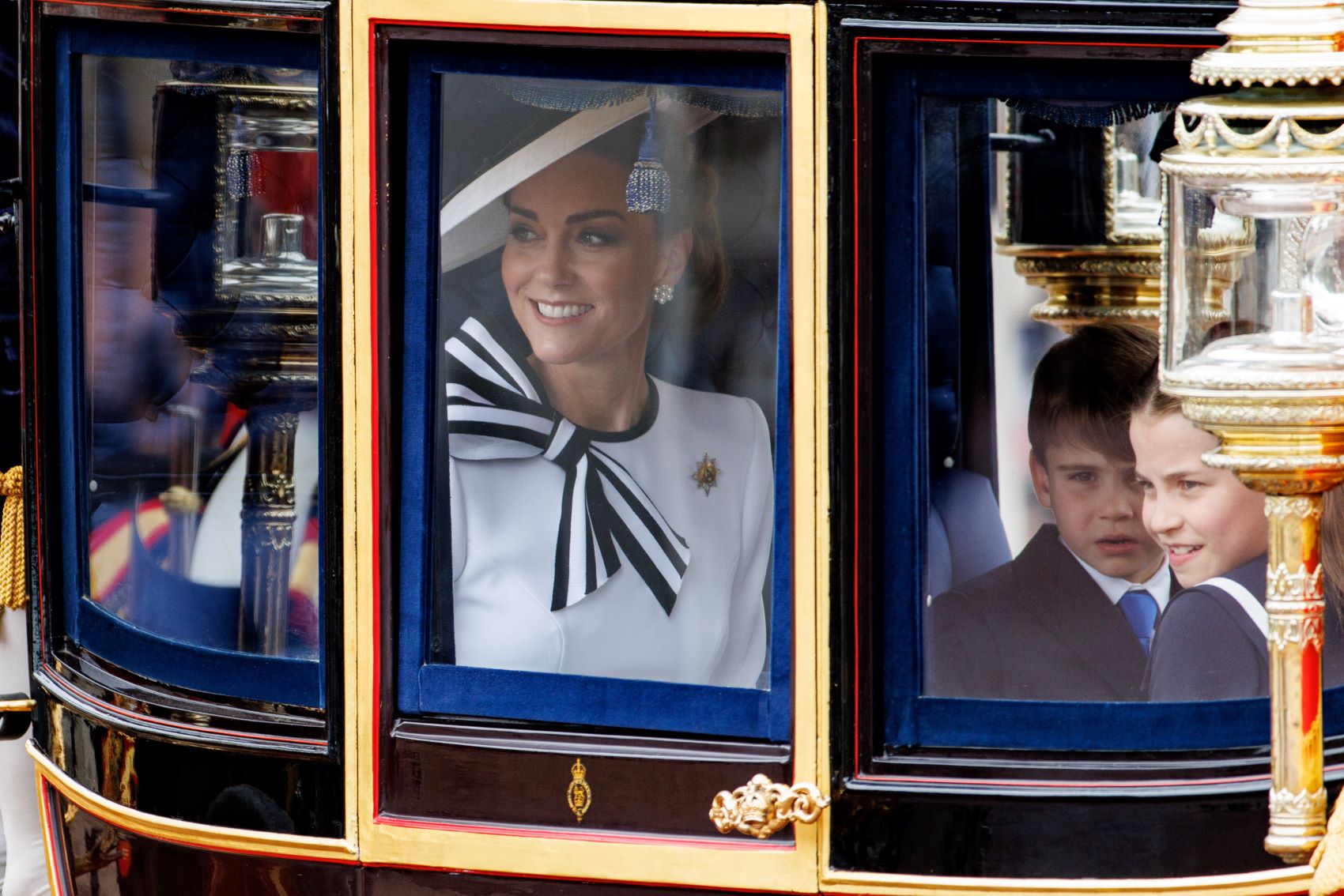 Η Kate Middleton, ο πρίγκιπας Louis και η πριγκίπισσα Charlotte στο Trooping the Colour