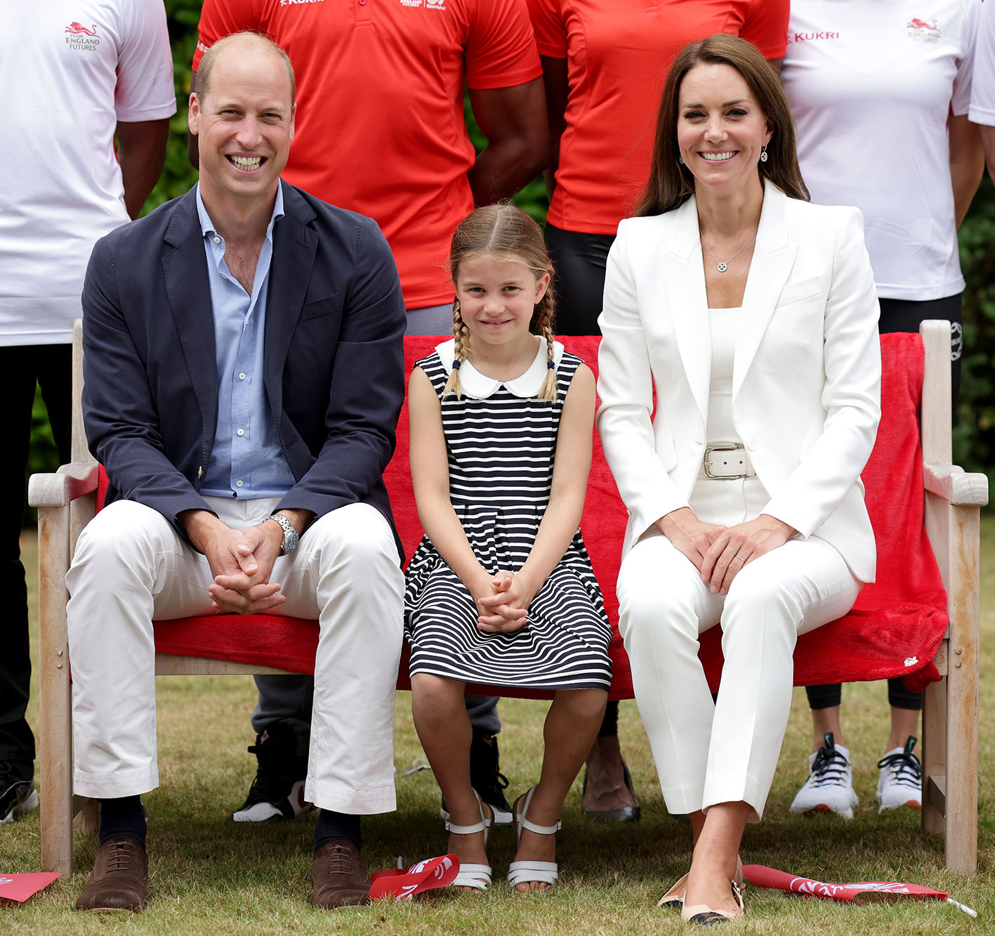 O πρίγκιπας William, η Δούκισα του Cambridge και η πριγκίπισσα Charlotte του Cambridge ποζάρουν για φωτογραφία όταν επισκέφτηκαν το Sportsid House στους Αγώνες του 2022 Commonwealth στις 2 Αυγούστου 2022 στο Birmingham.