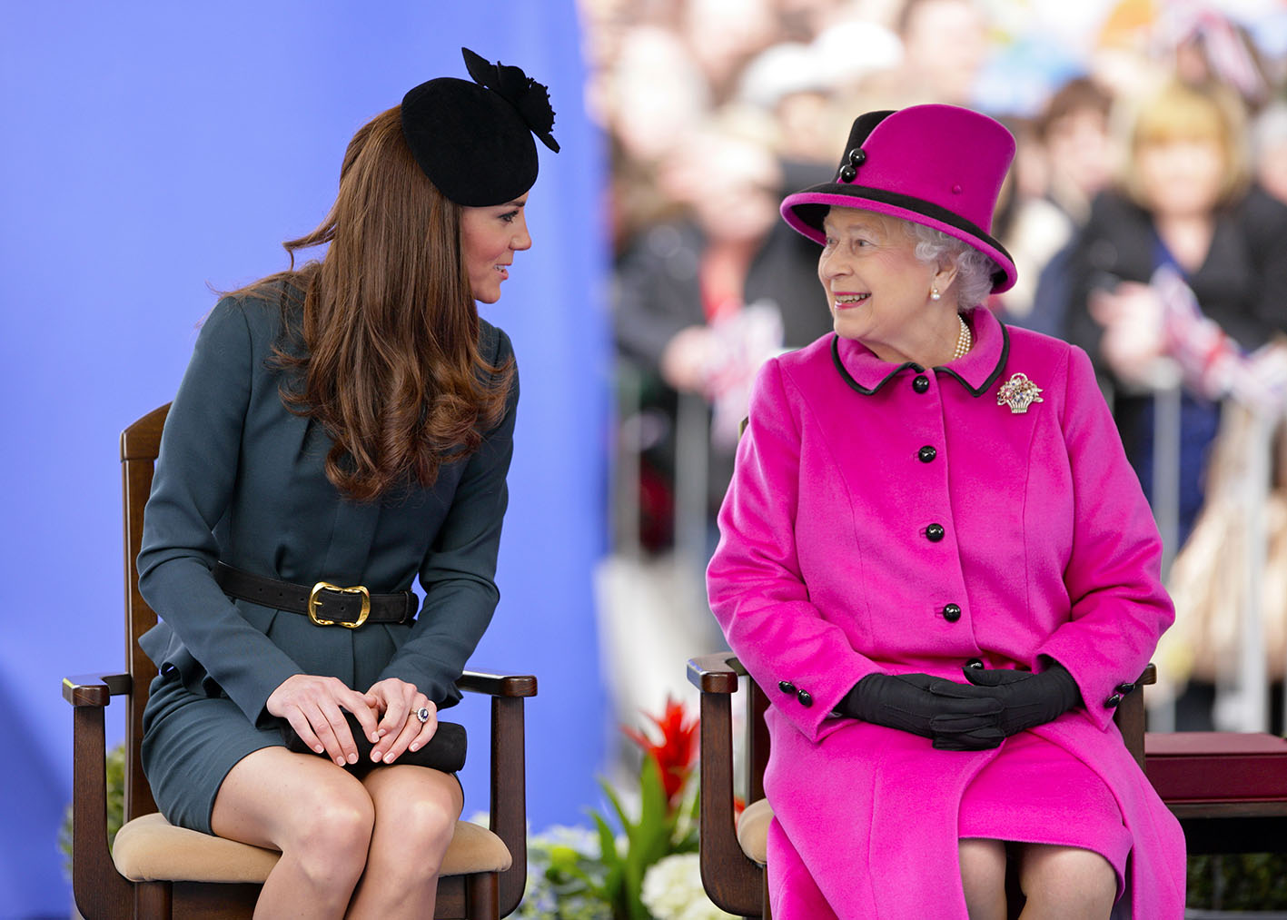H Catherine Δούκισα του Cambridge και η Βασίλισσα Elizabeth II στις 8 Μαρτίου 2012 στο Leicester,