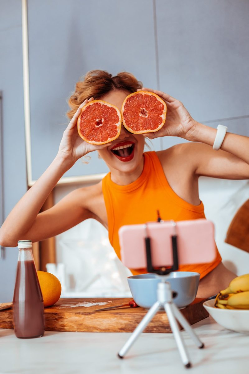 Γυναίκα με πορτοκάλια στα μάτια της γελάει