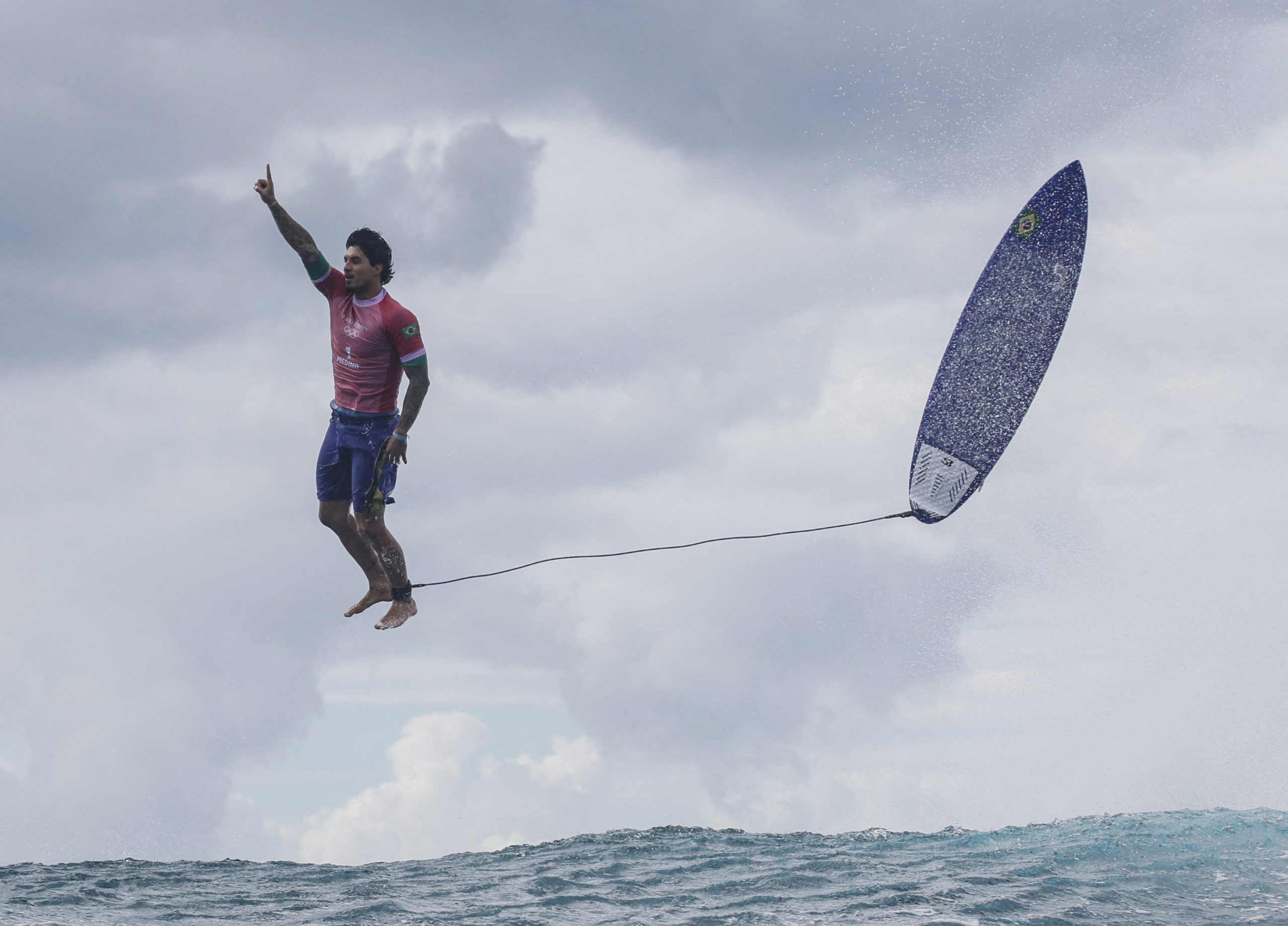 Ο Gabriel Medina από τη Βραζιλία αγωνίζεται κατά τη διάρκεια του 3ου γύρου στο σερφ ανδρών των Ολυμπιακών Αγώνων του Παρισιού 2024 στο Teahupo'o της Ταϊτής στη Γαλλική Πολυνησία, στις 29 Ιουλίου 2024