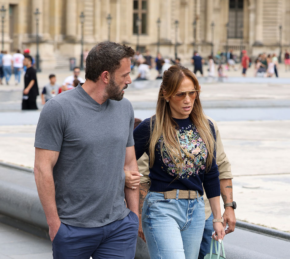 Η Jennifer Lopez και ο Ben Affleck στην επίσκεψή τους στο Λούβρο στις 26 Ιουλίου 2022, κατά τη διάρκεια του γαμήλιου ταξιδιού τους στο Παρίσι.