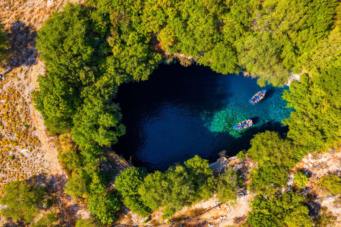 Το σπήλαιο της Μελισσάνης, στον Καραβόμυλο δίπλα στο χωριό Σάμη στην Κεφαλονιά.