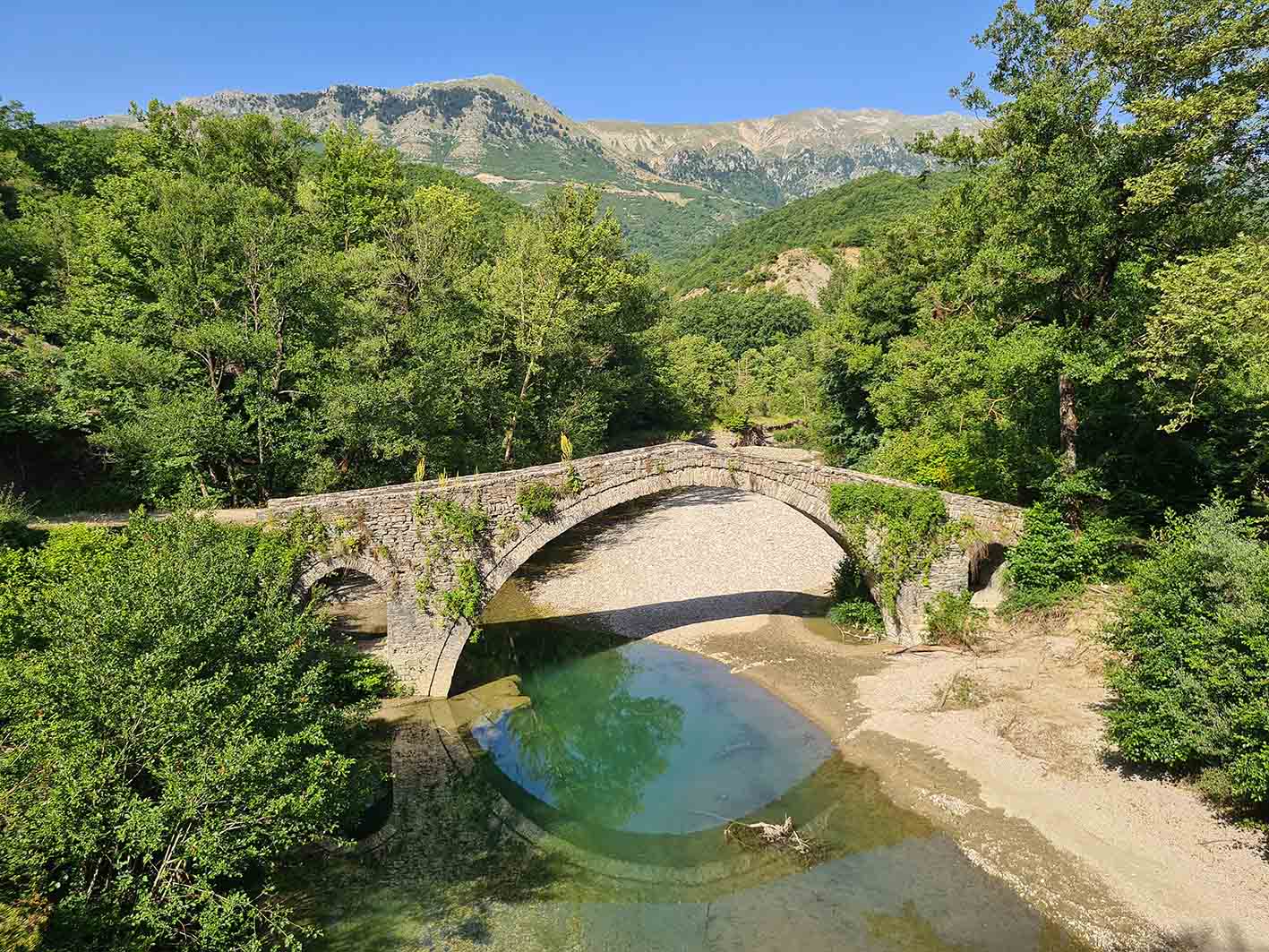 Το πέτρινο γεφύρι του Καμπέρ Αγά στην Ήπειρο.