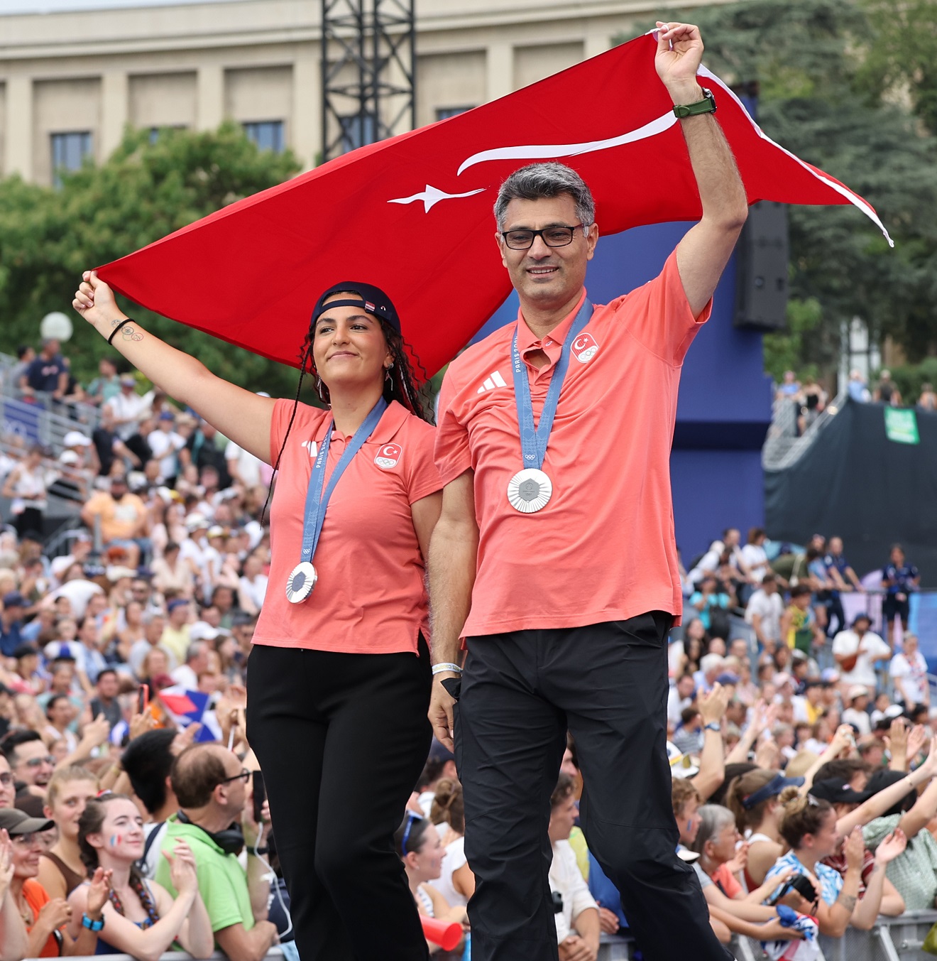 Οι ασημένιοι Ολυμπιονίκες στο Μεικτό Ομαδικό (10μ. αεροβόλο πιστόλι), Sevval Ilayda Tarhan και Yusuf Dikec, ποζάρουν για μια φωτογραφία στο Champions Park κατά την πέμπτη ημέρα των Ολυμπιακών Αγώνων Paris 2024 στις 31 Ιουλίου 2024 στο Παρίσι