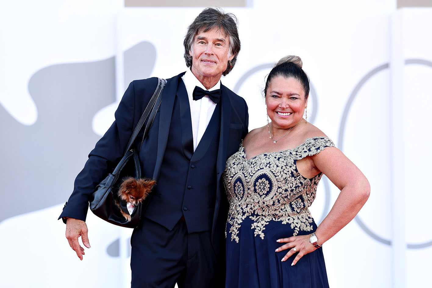 Ο Ronn Moss και η σύζυγός του Devin DeVasquez στο red carpet της ταινίας "Hors-Saison (Out Of Season)" στο 80ο Κινηματογραφικό Φεστιβάλ της Βενετίας τον Σεπτέμβριο 2023.