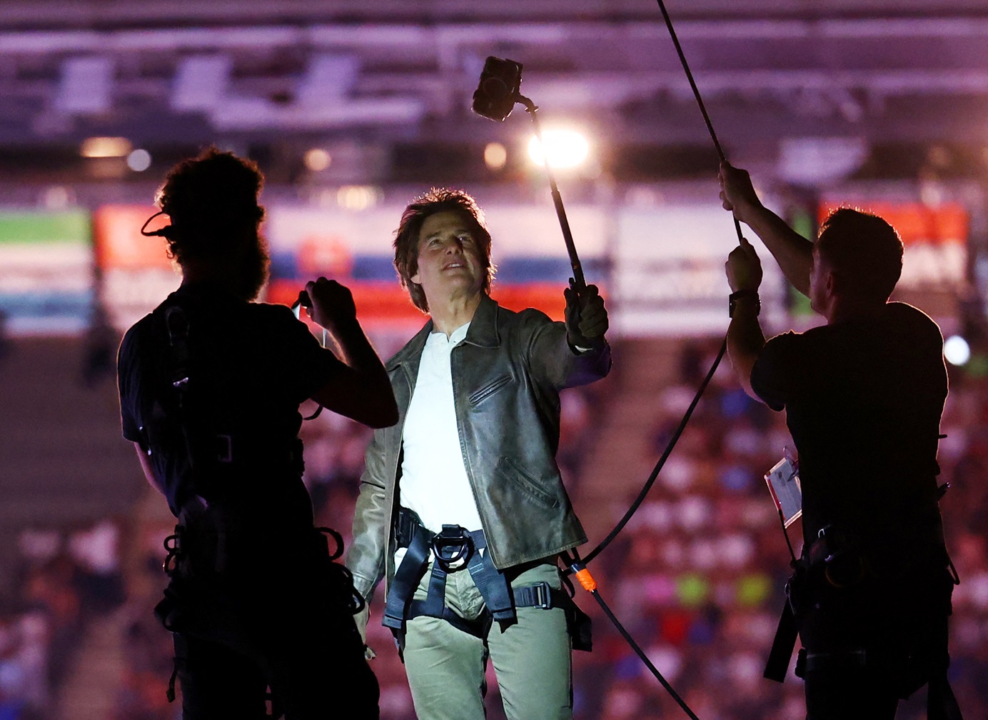 Ο Tom Cruise βγάζει selfie στην οροφή του Stade de France στη διαρκεια της τελετής λήξης των Ολυμπιακών Αγώνων