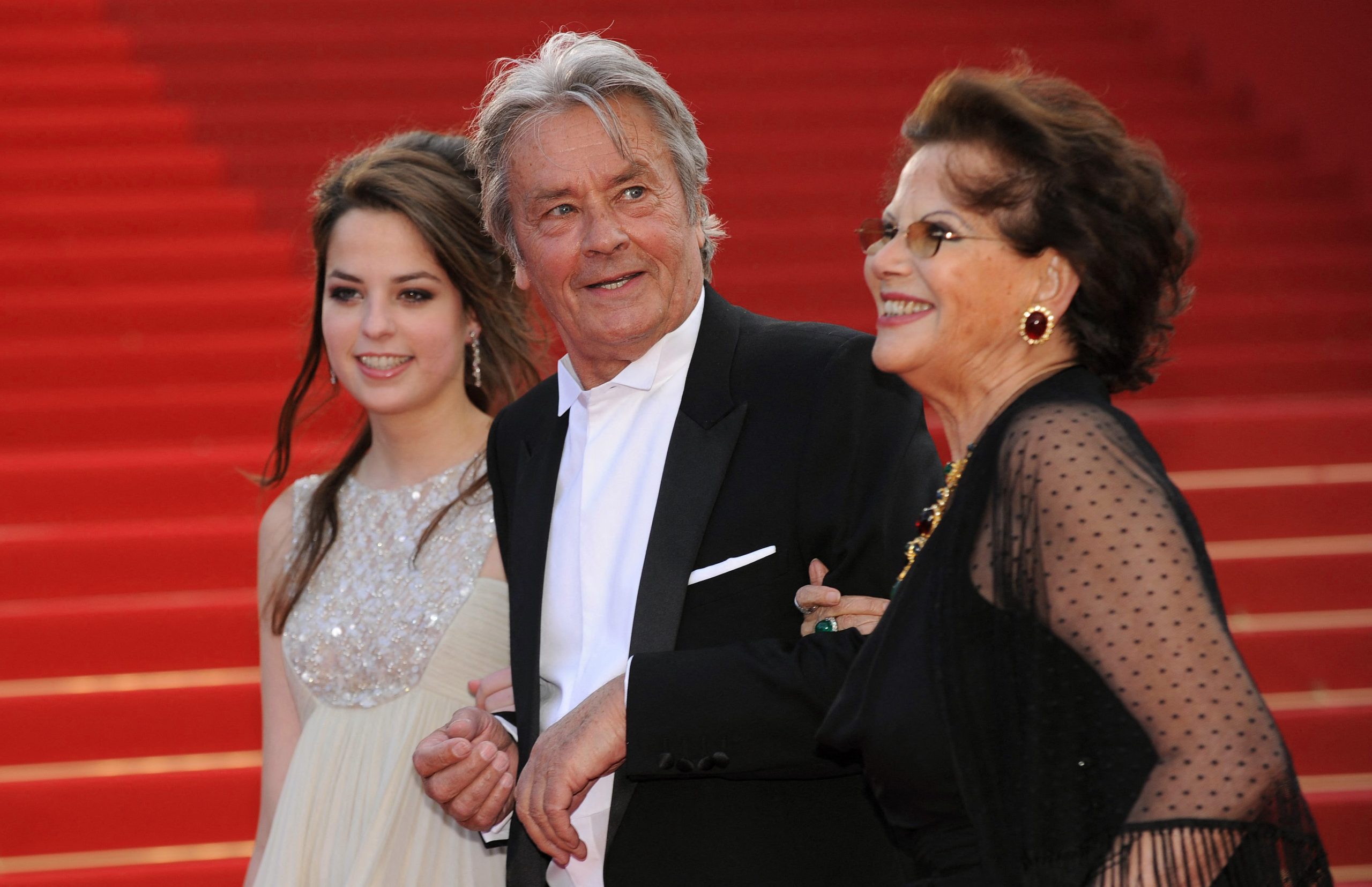 Η Anouchka και ο πατέρας της Alain Delon μαζί με την Claudia Cardinale φτάνουν στην πρεμιέρα της ταινίας 'Wall Street: Money Never Sleeps' κατά τη διάρκεια του 63ου Φεστιβάλ Κινηματογράφου των Καννών το 2010, που είναι και η χρονιά που τον Νοέμβριο ο ηθοποιός θα συμπληρώσει τα 80 χρόνια του.