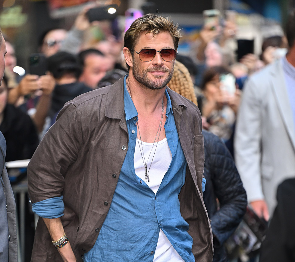 Ο Chris Hemsworth φεύγοντας από το show ABC's "Good Morning America" στο Times Square στη Νέα Υόρκη τον Μάιο 2024.