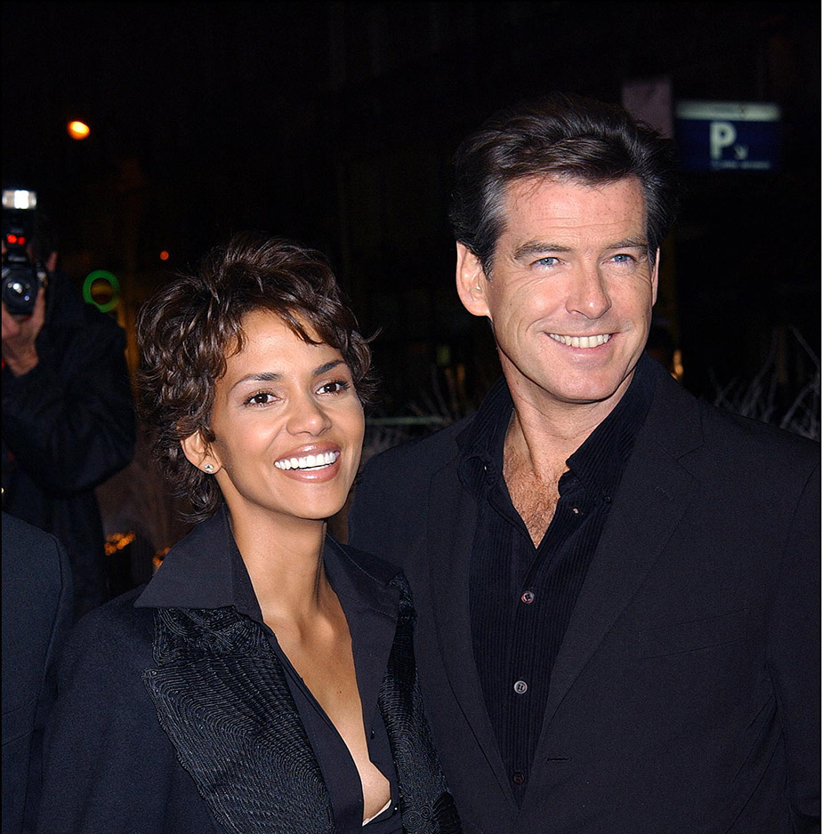 O Pierce Brosnan & η Ηalle Berry φτάνουν για τη γαλλική πρεμιέρα της ταινίας του James Bond 'Die Another Day' στο Gaumont-Opera theatre.