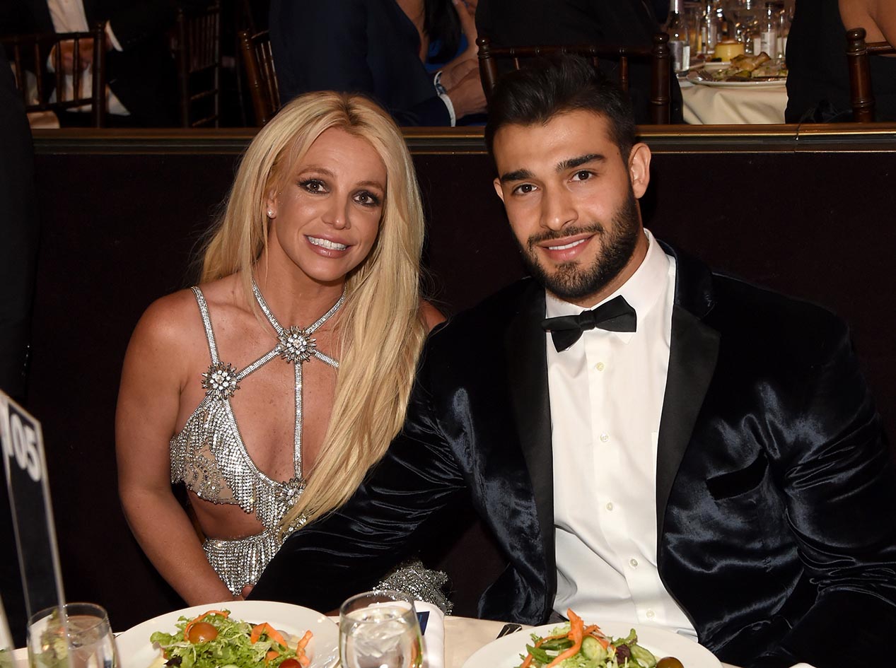 H Britney Spears και ο Sam Asghari στα 29α Ετήσια Βραβεία για τον Τύπο στο ξενοδοχείο The Beverly Hilton στις 12 Απριλίου 2018.