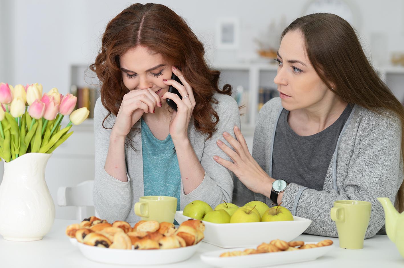 Μητέρα και κόρη σε τραπέζι συζητάνε σοβαρά το πρόβλημά τους