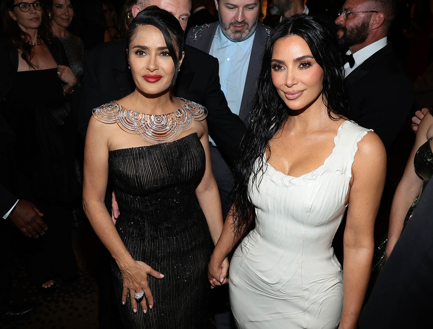 H Salma Hayek Pinault και η Kim Kardashian στο ετήσιο φιλανθρωπικό δείπνο του Ιδρύματος Kering Caring for Women στις 9 Σεπτεμβρίου 2024 στη Νέα Υόρκη.