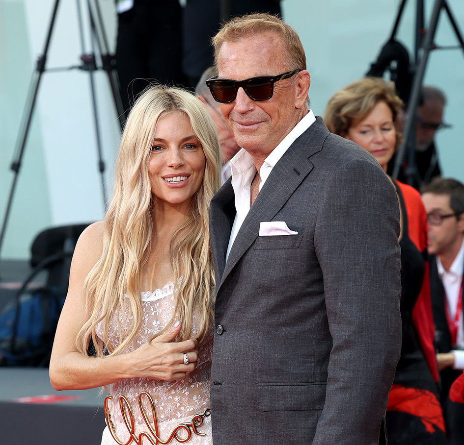 Η Sienna Miller και ο Kevin Costner στην Τελετή Λήξης του 81ου Κινηματογραφικού Φεστιβάλ της Βενετίας στις 7 Σεπτεμβρίου.