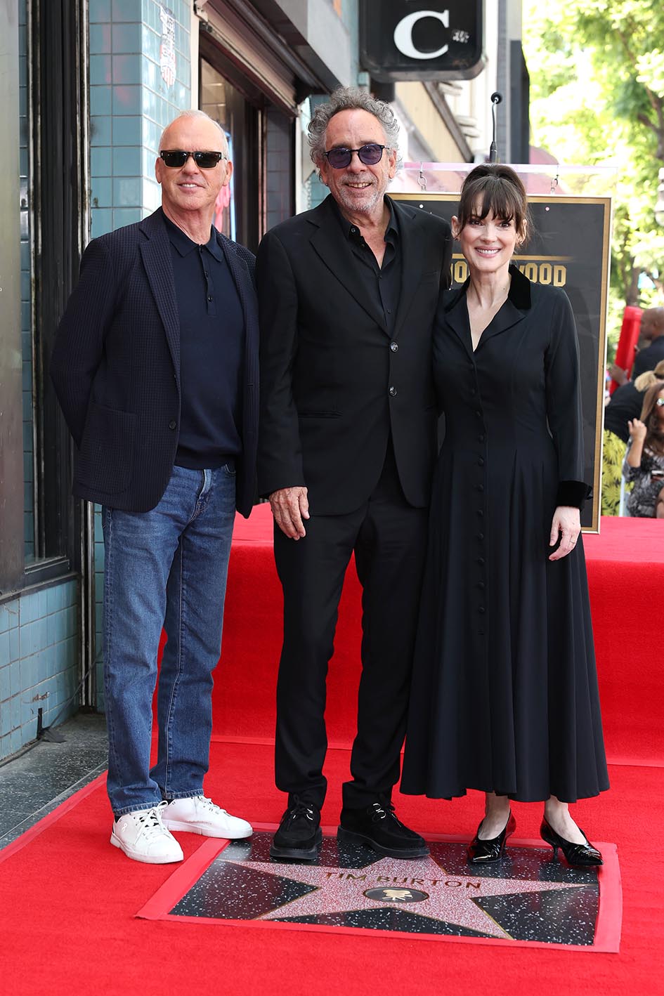 Oι Michael Keaton, Tim Burton και Winona Ryder την ημέρα που ο σκηνοθέτης απέκτησε το δικό του αστέρι στο Hollywood Walk of Fame στις 3 Σεπτεμβρίου 2024.