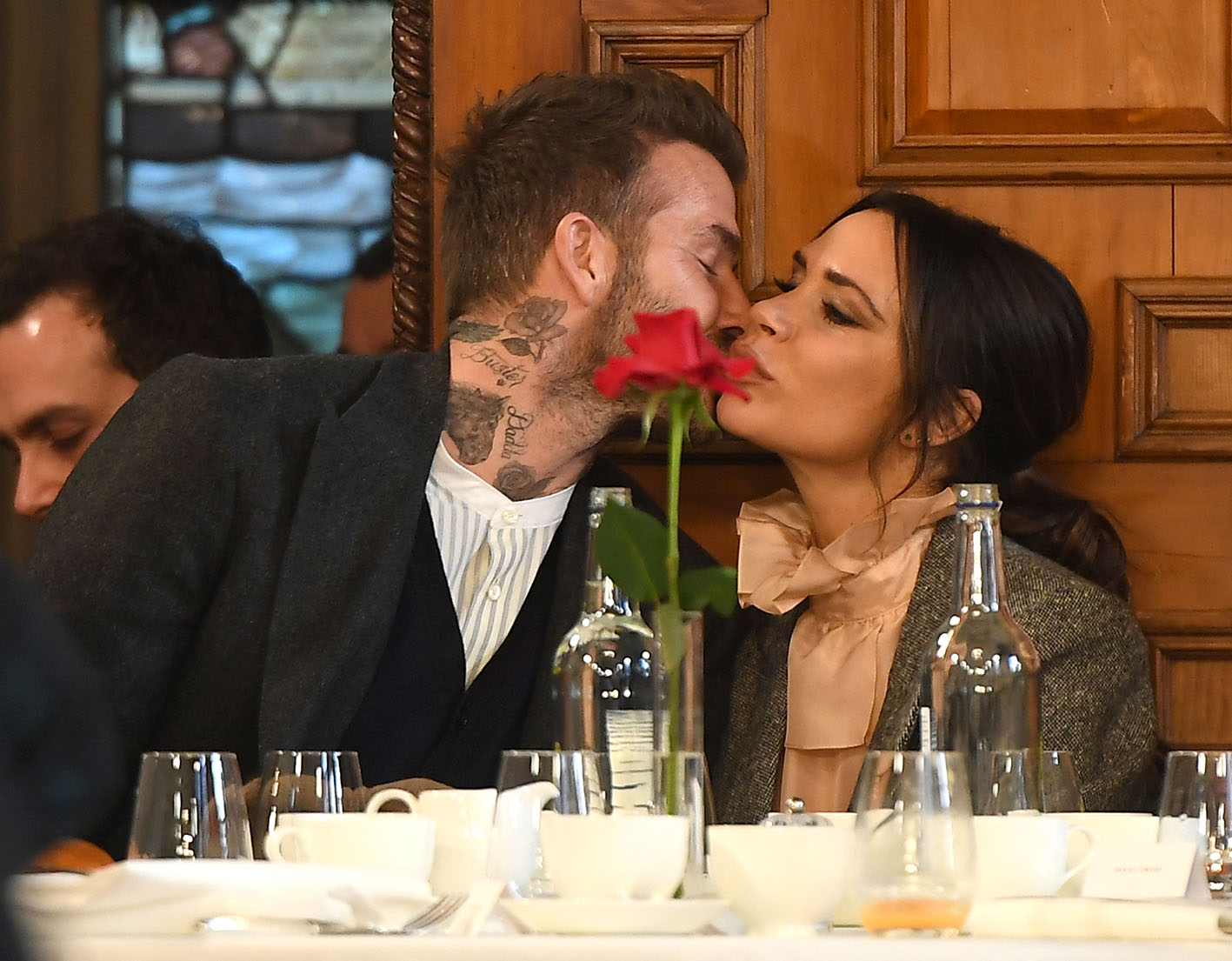 Ο David Beckham και η Victoria Beckham στην Εβδομάδα Μόδας στο Λονδίνο το 2019 καλεσμένοι στο Two Temple Place φιλιούνται γλυκά στις 6 Ιανουαρίου.