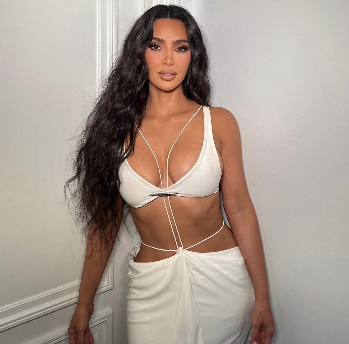 Η Kim Kardashian με λευκό φόρεμα