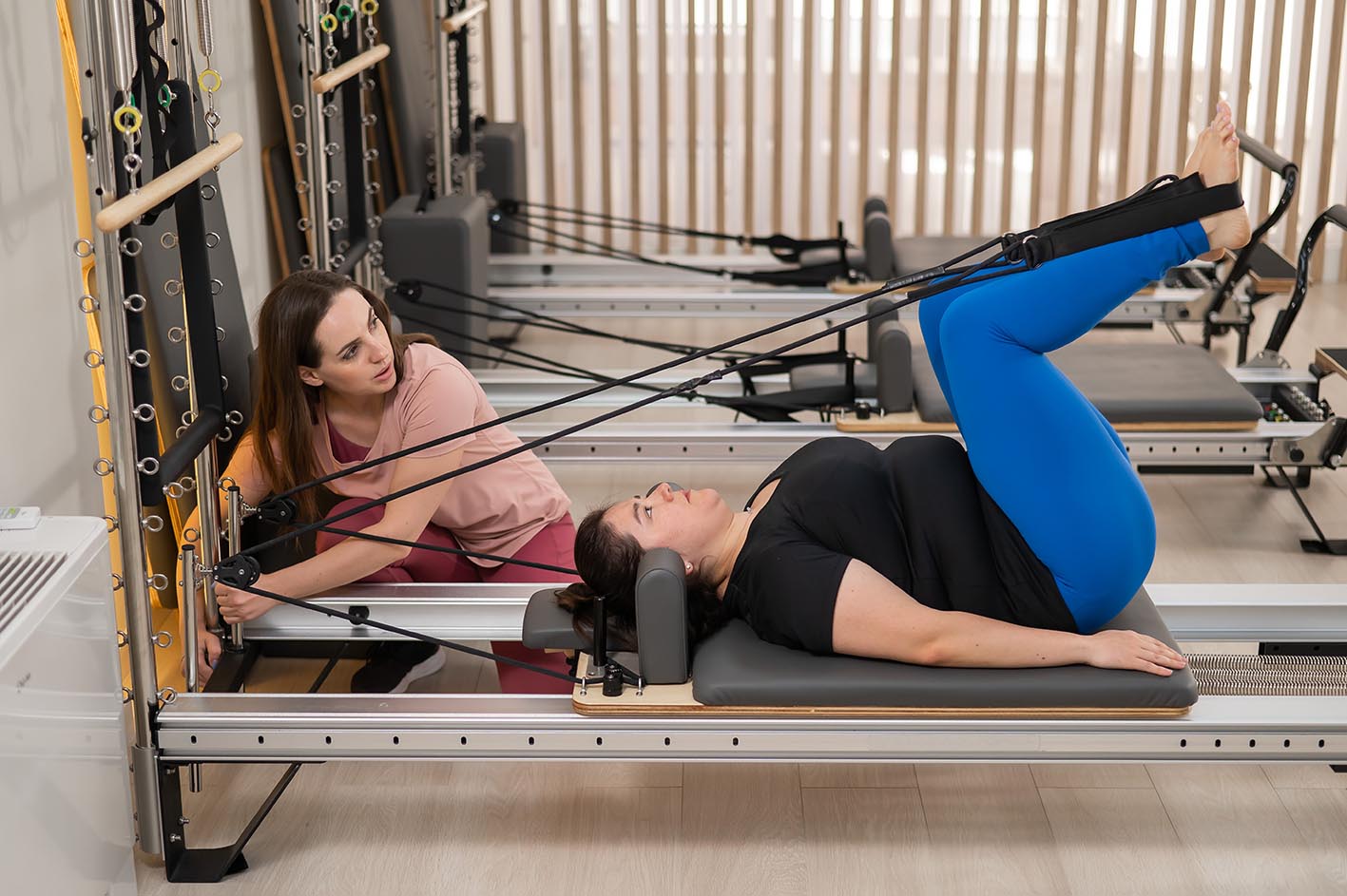 Γυναίκα υπέρβαρη κάνει pilates