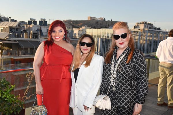 Η οικοδέσποινα της βραδιάς Άντα Ηλιοπούλου, φορώντας Chara Lebessi, η Carole Feuerman με Sandy Tzatzou και η Ειρήνη Νταϊφά, με Oscar De La Renta