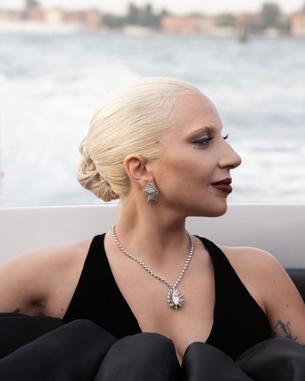 lady gaga κόκκινα μαλλιά