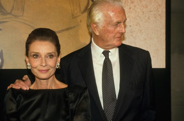 H ηθοποιός Audrey Hepburn μαζί με τον Hubert de Givenchy στην εκδήλωση για τα 40 χρόνια δημιουργίας του στις 21 Οκτωβρίου 1991 στο Παρίσι.