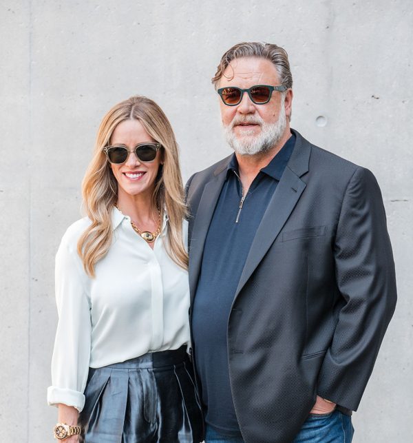 H Britney Theriot και ο Russell Crowe φτάνουν για να παρακολουθήσουν το Giorgio Armani fashion show κατά τη διάρκεια της εβδομάδας Ανδρικής Μόδας στο Μιλάνο για την Άνοιξη/Καλοκαίρί 2025 στις 17 Ιουνίου 2024.