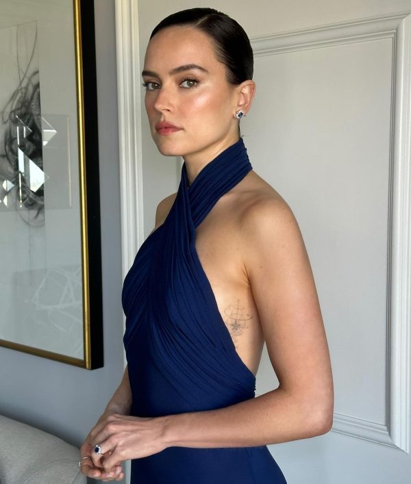 η Daisy Ridley ποζάρει με έξωμπ μπλε μωβ χρώμα