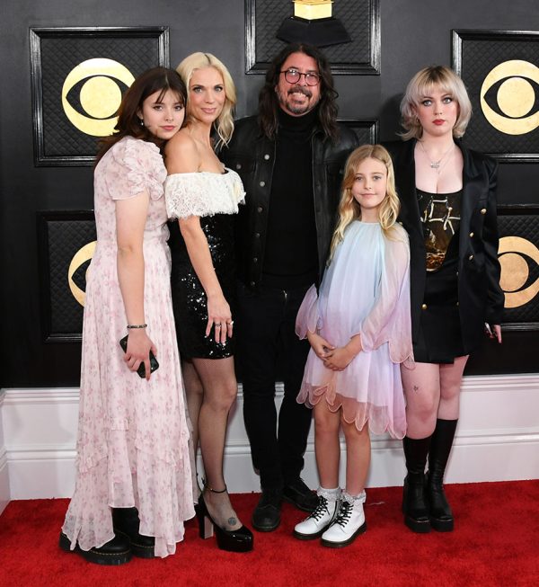 Οι Harper Grohl, Jordyn Blum με τους Dave Grohl, Ophelia Grohl, and Violet Grohl στα 65α Βραβεία GRAMMY στις 5 Φεβρουαρίου 2023 στο Λος Άντζελες.