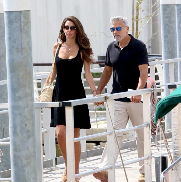 Ο George και η Amal Clooney φεύγουν από το αεροδρόμιο της Βενετίας στην Ιταλία την 1η Σεπτεμβρίου 2023. Φωτογραφία: Giandomenico D'Angelo/IPA/ABACAPRESS.COM