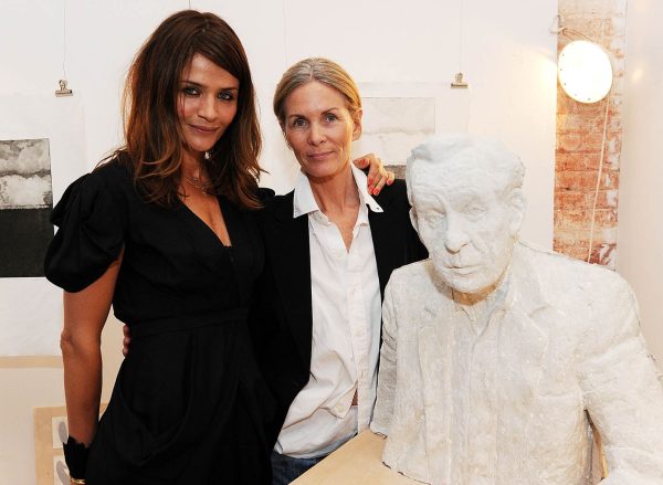 H Helena Christensen και η καλλιτέχνις και φίλη της Lisbeth McCoy στην εκδήλωση που έγινε στην Ακαδημία της Νέας Υόρκης στις 13 Απριλίου 2010.