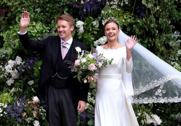 O Hugh Grosvenor, Δούκα του Westminster και της Olivia Grosvenor, Δούκισας του Westminster χαιρετούν τον κόσμο αμέσως μετά τον γάμο τους στην εκκλησία Chester Cathedral στις 7 Ιουνίου 2024.