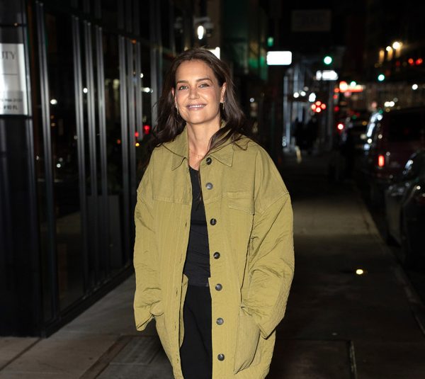 H Katie Holmes στις 20 Μαρτίου 2024 στη Νέα Υόρκη.