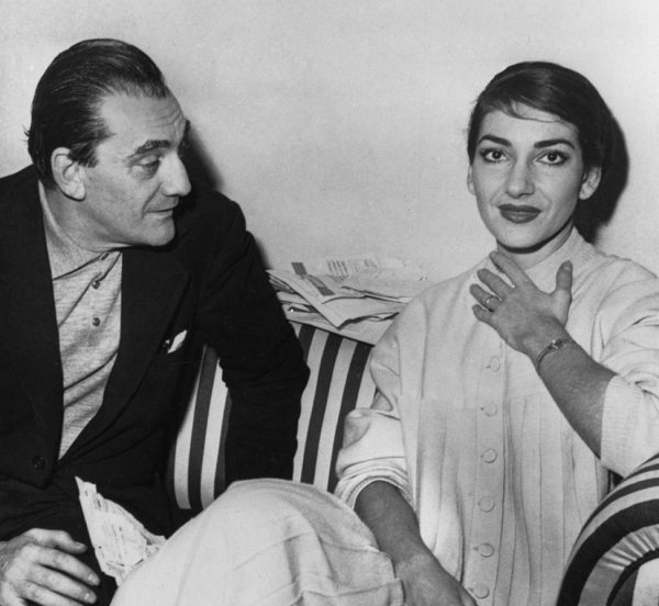 H Maria Callas και ο Luchino Visconti κάθονται στο δωμάτιο της σοπράνο σε ξενοδοχείο στην Ρώμη. Ήταν λίγο μετά την ακύρωση της εμφάνισής της λόγω κρυώματος.