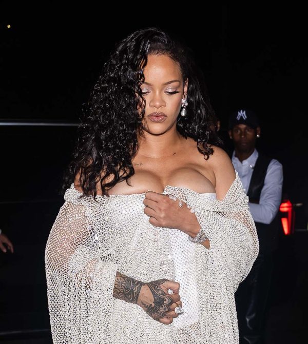 H Rihanna στην επίδειξη μόδας του οίκου Alaia fashion show κατά τη διάρκεια της Εβδομάδας Μόδας στη Νέα Υόρκη, στις 6 Σεπτεμβρίου.