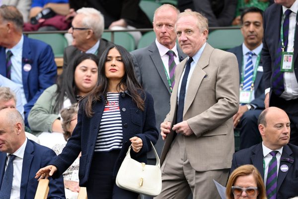 H Salma Hayek με τον σύζυγό της François-Henri Pinault παρευρέθηκαν την έβδομη ημέρα στο Wimbledon Tennis Championships στο All England Lawn Tennis and Croquet Club του Λονδίνου στις 7 Ιουλίου 2024.