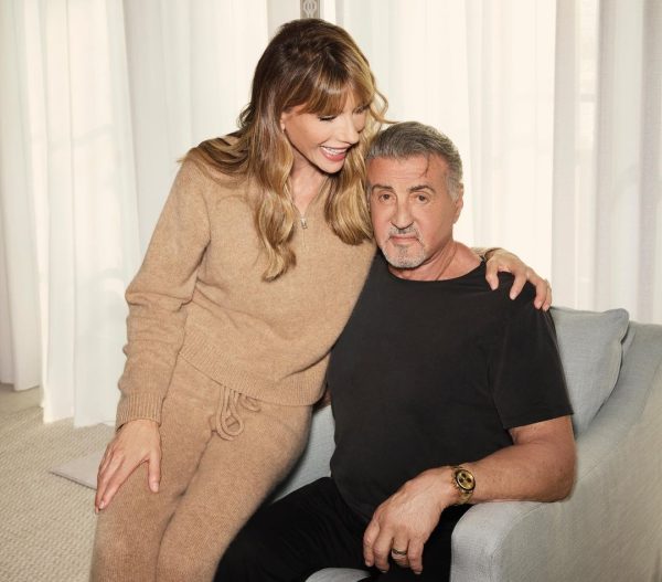 Ο Sylvester Stallone και η Jennifer Flavin Stallone αγκαλιασμένοι και χαμογελαστοί