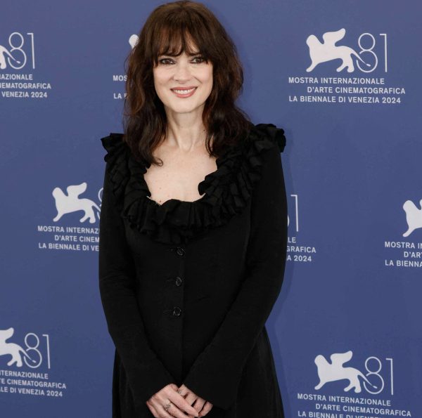 Η Winona Ryder συμμετέχει στο photocall για την ταινία «Beetlejuice Beetlejuice» κατά τη διάρκεια του 81ου Διεθνούς Φεστιβάλ Κινηματογράφου της Βενετίας στις 28 Αυγούστου 2024 στη Βενετία της Ιταλίας. Φωτογραφία: Marco Piovanotto/ABACAPRESS.COM