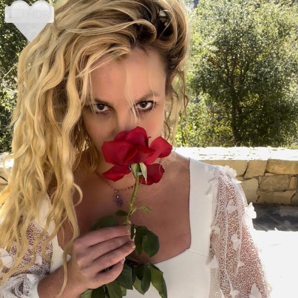 Η Britney Spears με λουλούδι