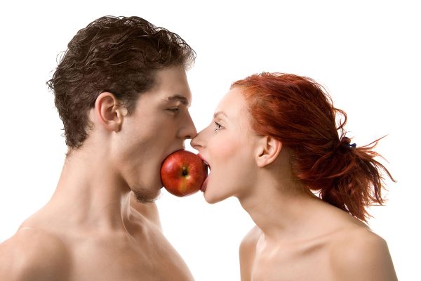 Ζευγάρι με μήλο στο στόμα