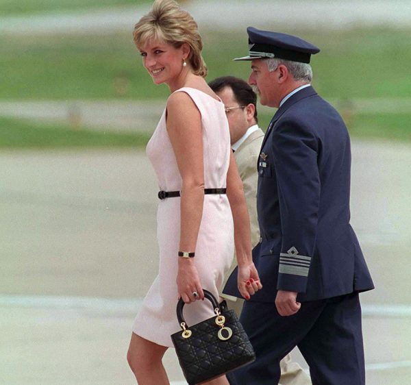 Η Diana φθάνοντας στο αερδορόμιο Buenos Aires της Αργεντινής.