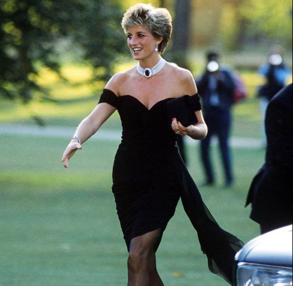 H πριγκίπισσα Diana (1961 - 1997) φθάνοντας στην γκαλερί Serpentine στο Λονδίνο, με το gown της Christina Stambolian, τον Ιούνιο 1994.