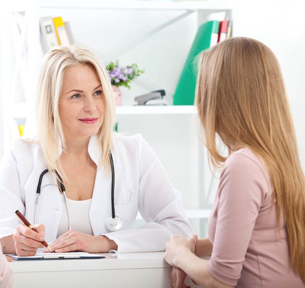 doctor explaining diagnosis to her female patient