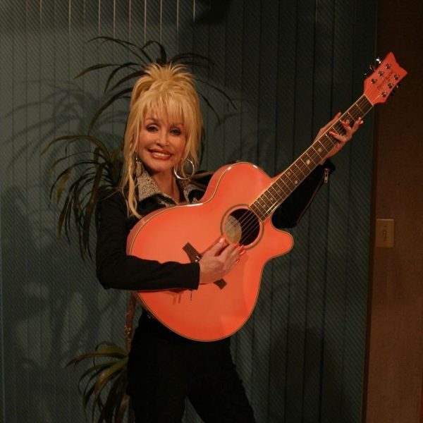 Η Dolly Parton ποζάρει με την κιθάρα της - Credit:dollyparton/Instagram